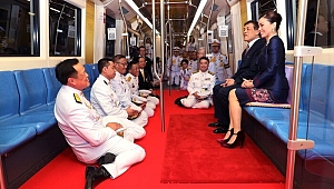 Tayland Kralı Maha Vajiralongkorn metro açılışında kırmızı halı serdirdi