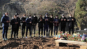 Abdullah Avcı ve futbolculardan Özkan Sümer'in mezarına ziyaret