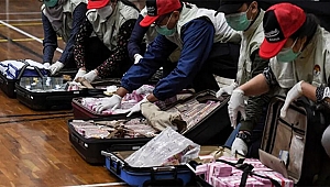 Endonezya bu skandalla sarsıldı! Bakan bavullar dolusu para ile teslim oldu