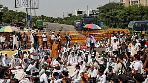 Hindistan'da on binlerce çiftçi eylemlerini sürdürüyor