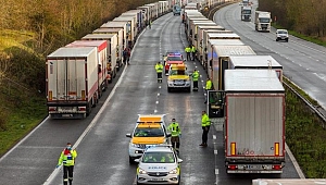 İngiltere sınırında bekleyen 36 şoförün Covid-19 testi pozitif çıktı
