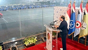 Mısır Cumhurbaşkanı Sisi'nin öğrencilere kurşun geçirmez camdan konuşma yapması alay konusu oldu