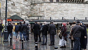 Soğuğa ve koronavirüse aldırmadılar! Nimet Abla Gişesi önünde sıraya girdiler