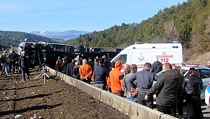 Bolu'da TIR devrildi! TEM İstanbul yönü trafiğe kapandı