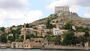 Halfeti’de otelinin yıkım kararını paylaştı, saldırıya uğradı