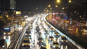 İstanbul'da yağmur trafiği kilitledi!