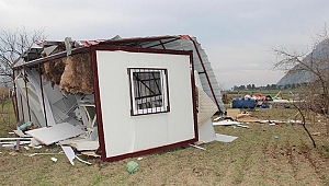 Manisa'da korku dolu anlar! Oturdukları ev bir anda havalandı