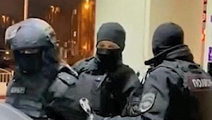 Rusya'da inanılmaz anlar! Kendilerini polis olarak tanıtıp...