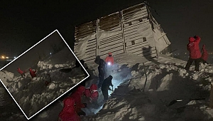 Rusya'da korkutan anlar: Evlerin üzerine çığ düştü!