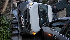 Ters yöne girdi, otomobilin üzerine devrildi