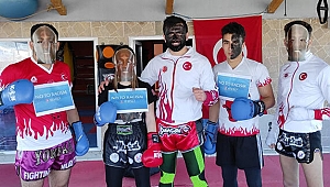 Yüzlerini siyaha boyayarak ırkçılığı protesto ettiler