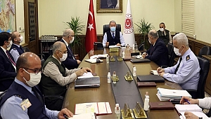 Bakan Akar, Türk-Rus Ortak Merkezi'nde görevli Türk generalle görüştü