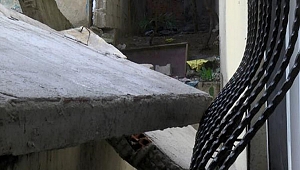 Balkona çıkacaklardı, metruk binanın duvarı dairelerinin üstüne düştü