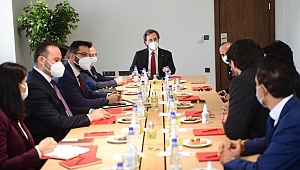 Cumhurbaşkanlığı İletişim Başkanı Altun, Türki Lala dizisinin yapımcılarıyla bir araya geldi