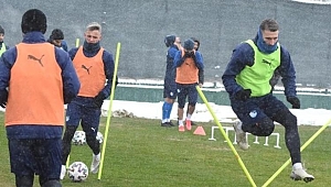 Erzurum'daki Kazım Karabekir Stadı'nda kar temizleme çalışmaları tam gaz!