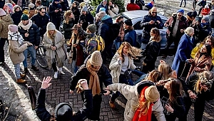 Hollanda'da  hükümet ve mahkeme karşı karşıya geldi: Sokağa çıkma yasağı kaldırılıyor!
