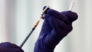 İngiltere kararlı aşı kampanyası sayesinde Kovid-19 ölümlerini azalttı