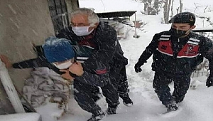 Jandarma, rahatsızlanan yaşlı adamı sırtında alıp, ambulansa taşıdı