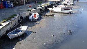 Sarıçay'da sular çekildi, tekneler karaya oturdu!