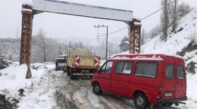Demirci'de ulaşıma kar engeli