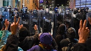 İngiltere'de sokaklar karıştı... Karakol ateşe verildi