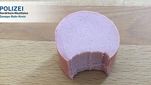 Isırıp bıraktığı sosis hırsızı ele verdi!