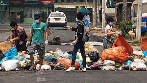 Myanmar'da darbe karşıtları yollara çöp dökme eylemi başlattı
