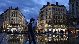 Paris Kovid-19 nedeniyle 3'üncü kez sokağa çıkma kısıtlamasına gidiyor