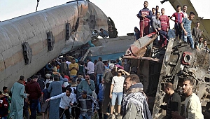 Tren felaketi onlarca can aldı... Mısır'daki korkunç kaza kameraya böyle yansıdı!