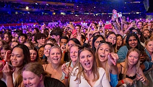 Normale dönen Yeni Zelanda’da 50 bin kişilik konser
