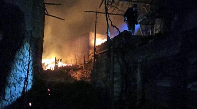 Uşak'ta 2 ev ile 1 ahır yandı, koyun ve kuzular öldü