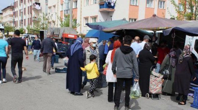 Tedbirlere uyulmayan pazar yeri erken kapatıldı