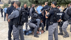 Yahudi yerleşimciler İsrail polisi eşliğinde Mescid-i Aksa'ya baskın düzenledi
