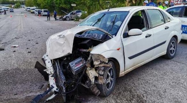 Kazada savrulan otomobil, durakta bekleyen yaya çarptı