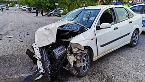 Kazada savrulan otomobil, durakta bekleyen yaya çarptı