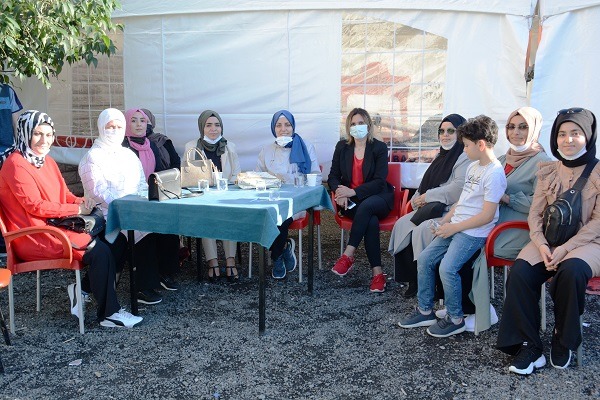 Küçükçekmece Ak Parti Kadın Kolları çalışıyor