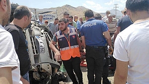 Bitlis’te çekici ile çarpışan minibüs takla attı: 1’i ağır 4 yaralı