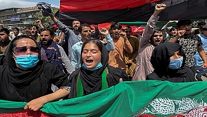 Taliban protestocuları havaya ateş açarak dağıttı!