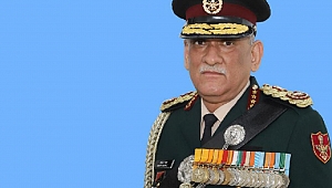 Hindistan Genelkurmay Başkanı'nı taşıyan helikopter düştü