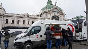 Kızılay Ukrayna'ya insani yardım malzemesi götürdü.