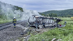 Almanya'da feci kaza: Tren ile otobüs çarpıştı!