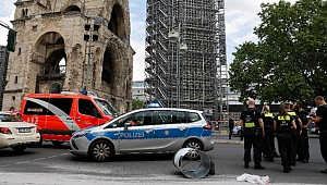 Berlin'de bir araç kalabalığın arasına daldı