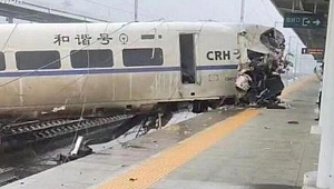 Çin'de yolcu treni raydan çıktı: Ölü ve yaralılar var