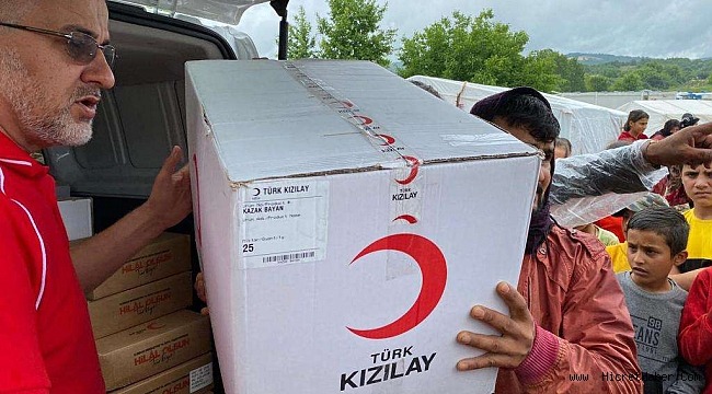 Kızılay Sel Bölgelerinde Vatandaşlara Destek Oluyor