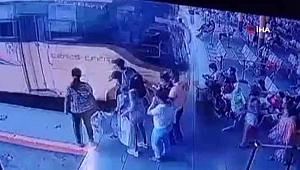 Filipinler’de otobüs yolcuların arasına daldı: 3 yaralı