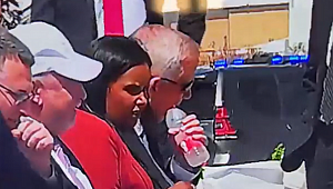 İsrail Savunma Bakanı Gantz’ın su şişesi açma yöntemi viral oldu