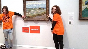 Kritik maçta kendini kale direğine zincirlemişti... Bu sefer de ellerini Van Gogh tablosuna yapıştırdı!