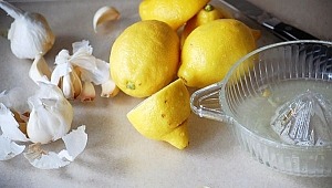 2 Litre hiç su katılmamış sıkılmış limon suyu