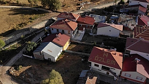 23 yıldır devam eden sıra dışı gelenek... Bu köyde yaşayanlar sevdiklerinin isimlerini çatılara yazıyor