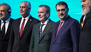Eski Almanya Başbakanı Schröder: Türkiye, Avrupa'ya gaz tedarikinde önemli rol oynuyor